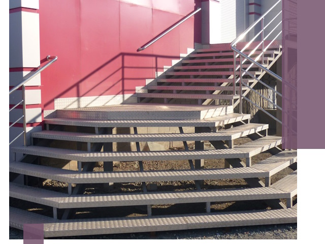 Лестницы для магазина в Биробиджане — изготовление и монтаж