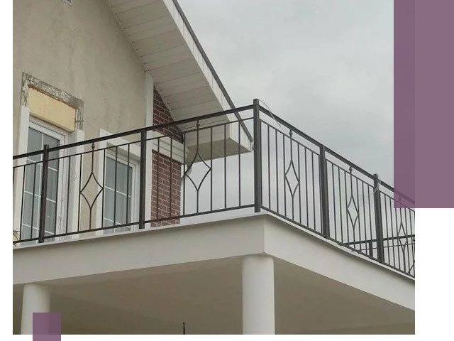 Изготовление балконных ограждений в Биробиджане из металла и стекла